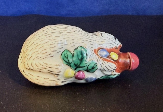 Porcelain snuff bottle enamelled polychrom in squirrel shape. China, XIXth century. 